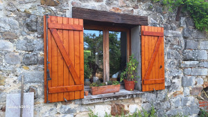 Photo de galerie - Fabrication et Lasure volets en bois
