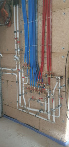 Photo de galerie - Installation et raccordement des réseaux de plomberie sanitaire, avec distribution eau chaude/eau froide et mise en place des raccordements.