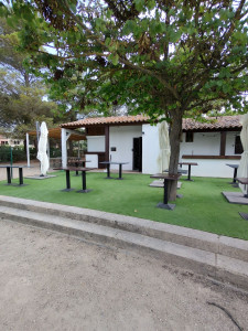 Photo de galerie - Pause Gazon synthétique peinture extérieure et lasure bois