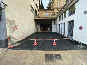Photo de galerie - Application enrobé structure renforcé pour accès véhicules lourds 