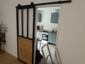 Photo de galerie - Pose de cuisine suivi de la pose de la porte coulissante