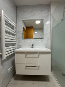 Photo de galerie - Installation meuble vasque, miroir et sèche-serviette