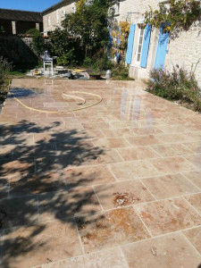 Photo de galerie -   dalle béton habillé de travertin
