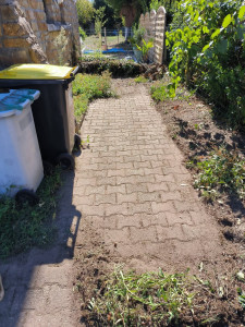 Photo de galerie - Allée de pavé en cours de nettoyage 