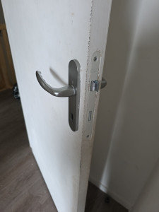 Photo de galerie - Je réalise de petit travaux, comme changer une poignée de porte et son mécanisme. 
Montage et démontage de meuble