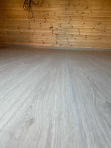 Photo de galerie - Pose parquet flottant en 8mm.