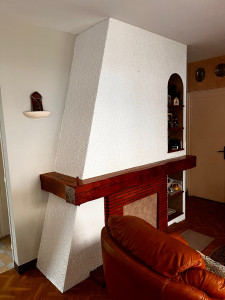 Photo de galerie - Peinture cheminée en blanc , finition acrylique , vernis bois 