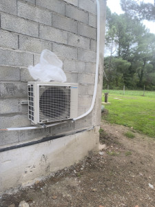 Photo de galerie - Installation et passage des tuyaux pour une clim réversible