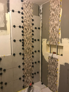 Photo de galerie - Réalisation de la faïence avec mosaïque et niche 