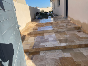 Photo de galerie - Terrasse escalier en travertin, pose en opus romain et application d’un revêtement d’imperméabilisation