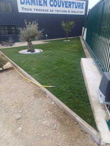 Photo de galerie - Aménagement dun coin de verdure pose de bordure pose de pavé et galet mise en place de cailloux entre bordure et mur installation dune gazon de plaquage 