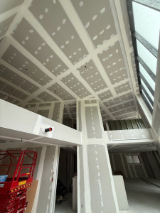 Photo de galerie - Réalisation des bandes à joint (calicot) et application des enduits sur murs et plafonds. Préparation complète des supports en vue des finitions, pour des surfaces lisses et prêtes à peindre.