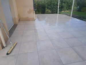 Photo de galerie - Réalisation d'une terrasse extérieure
Pose de carrelage grand format 60x60 aspect pierre claire, avec joints fins et alignement parfait et une terrasse moderne, lumineuse et facile d'entretien
AMG.GENOVATION