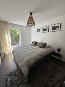 Photo de galerie - Remise à neuf d’un logement Airbnb : préparation du lit, réassort serviettes, dépoussiérage, sols, salle de bain et finition rapide avant check-in.