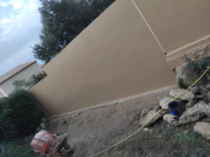 Photo de galerie - Réalisation d'un murs en agglo de 20 longueur 10metre sur 3metre de haut avec enduit taloché fin