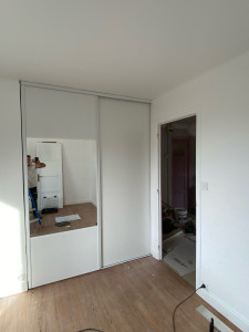 Photo de galerie - D’un petit placard j’en ai fait 1 de 180 par 2,50 avec installation d’un dressing à l’intérieur + portes coulissante sur mesure 