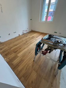Photo de galerie - Réglage et pose du parquet avec une répartition précise et des découpes impeccables. 