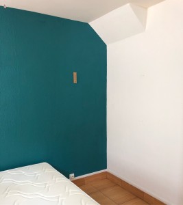 Photo de galerie - Peinture sur crépi 1 pan de mur bleu canard et 3 pans de murs blanc 