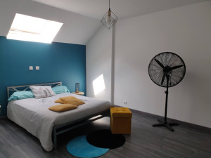 Photo de galerie - Pose parquet et plainte, peinture, murale blanche et bleue