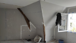 Photo de galerie - Rénovation, placo avec découpe d'angle et bois apparent.