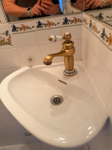 Photo de galerie - Pose et raccordement de ce mitigeur style ancien. 