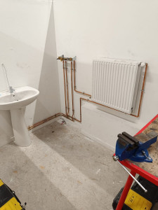 Photo de galerie - Installer radiateur et lavabo