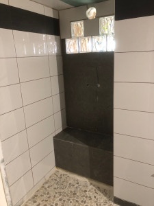 Photo de galerie - Salle de douche : faïence, carrelage, porte, wc, meuble lavabo…