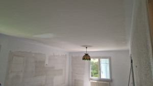 Photo de galerie - 1/2 peinture expresse pour mise en location maison 2 chambres, salon(photo), couloir, entrée et cuisine ... 3 jours avec reprises d'enduits. 