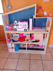Photo de galerie - Maison de barbie faites par mes soins pour le noel de ma fille.  1m de large par 1,3 de haut 