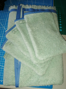 Photo de galerie - Réalisation d'une parure de bain, 1 serviettes de douche et 4 gants 