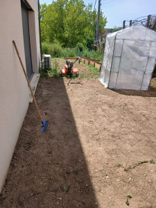 Photo de galerie - Préparation de la terre pour la plantation de la pelouse 