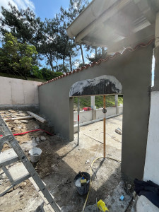 Photo de galerie - Réalisation d'une génoise ainsi que de l'enduit d'un mur d'entrée 
