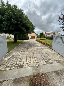 Photo de galerie - Nettoyage d’une terrasse de 200 m2 ( PHOTO AVANT ) 