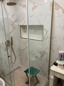 Photo de galerie - La pose du carrelage de toute la salle de bain avec une douche à l’italienne.