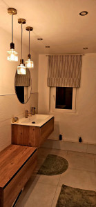 Photo de galerie - Pour cette salle de bain : 
- montage et installation de 2 meubles de salle de bain, avec pose de vasque et robinetterie
 - Installation d'un rideau