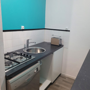 Photo de galerie - Une petite réalisation à propre murs, sol, plafond et équipements et meubles