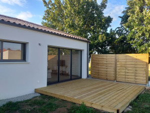 Photo de galerie - Création d'une terrasse bois et sa clôture. 