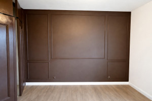 Photo de galerie - Réalisation d’un mur décoratif avec moulures et peinture finition mate.