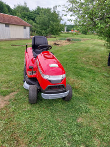 Photo de galerie - Tondeuse autoportée avec finition et ramassage impeccable 
