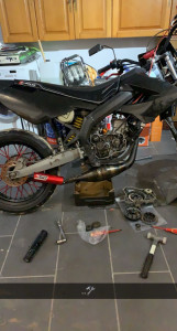 Photo de galerie - Changement embrayage sur une derbi euro 3 50cc (cloche d'embrayage + disques d'embrayage)