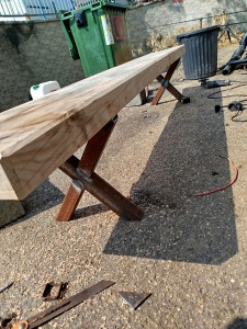 Photo de galerie - Fabrication de banc en bois et pieds en ferraille