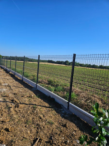 Photo de galerie - Pose clôture rigide avec soubassement 