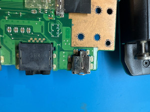 Photo de galerie - Changement de connecteur de charge sur pc portable