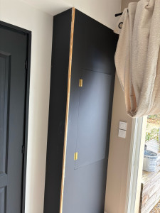 Photo de galerie - Création d’un caisson en médium avec une porte pour un compteur électrique 