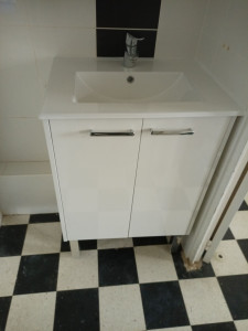 Photo de galerie - Pose d'un meuble vasque.