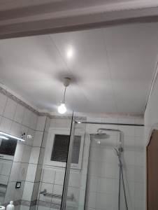 Photo de galerie - Pose d'un plafond en dalle PVC dans une salle de Bain 