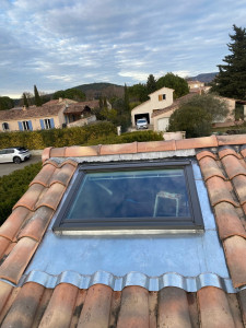 Photo de galerie - Pose d’un velux + abergement en zinc 