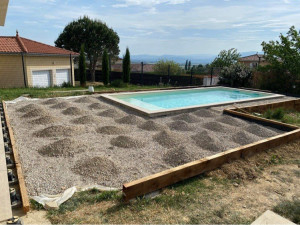 Photo de galerie - Préparation d'un terrain pour la pose d'une terrasse sur plots.
