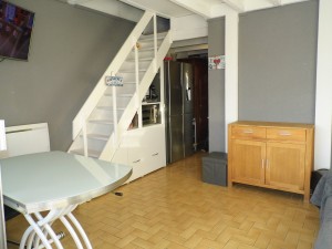 Photo de galerie - Réalisation escalier et mezzanine dans appartement de 35 m² avec peinture.