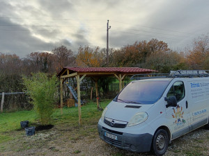 Photo de galerie - Montage carport avec toiture double pan en bac acier imitation tuile 